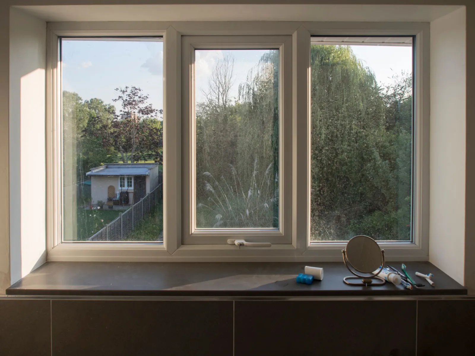Grande fenêtre donnant sur un jardin